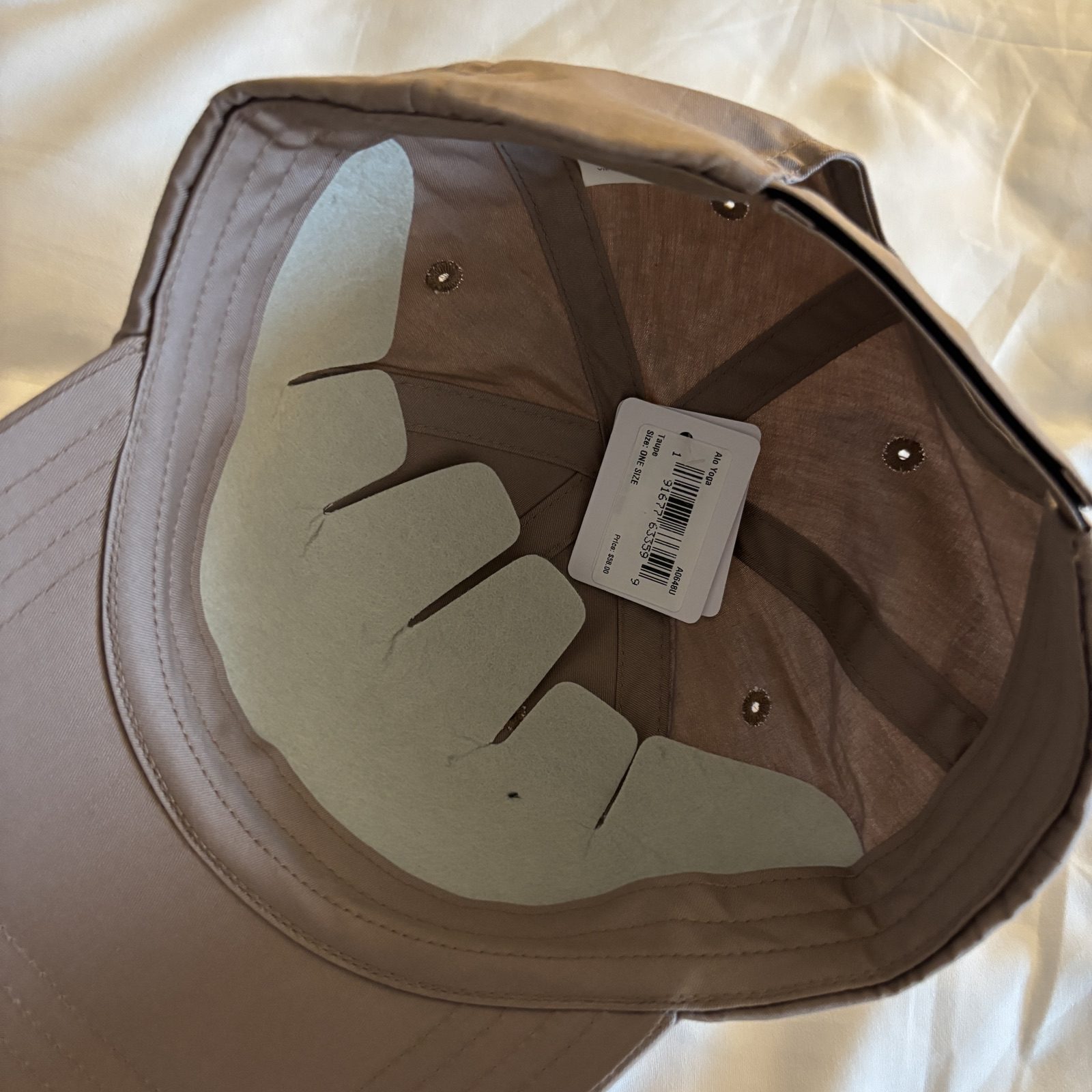 alo yogaトープカラーキャップの内側と商品タグ